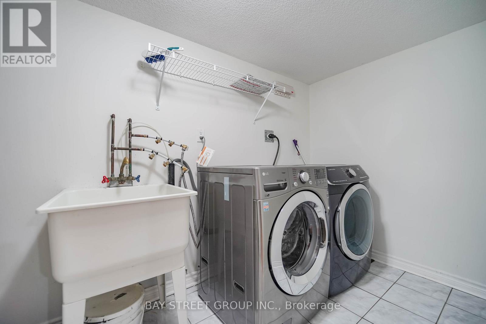 407 Hollandview Trail, Aurora, ON - Indoor Photo Showing Laundry Room