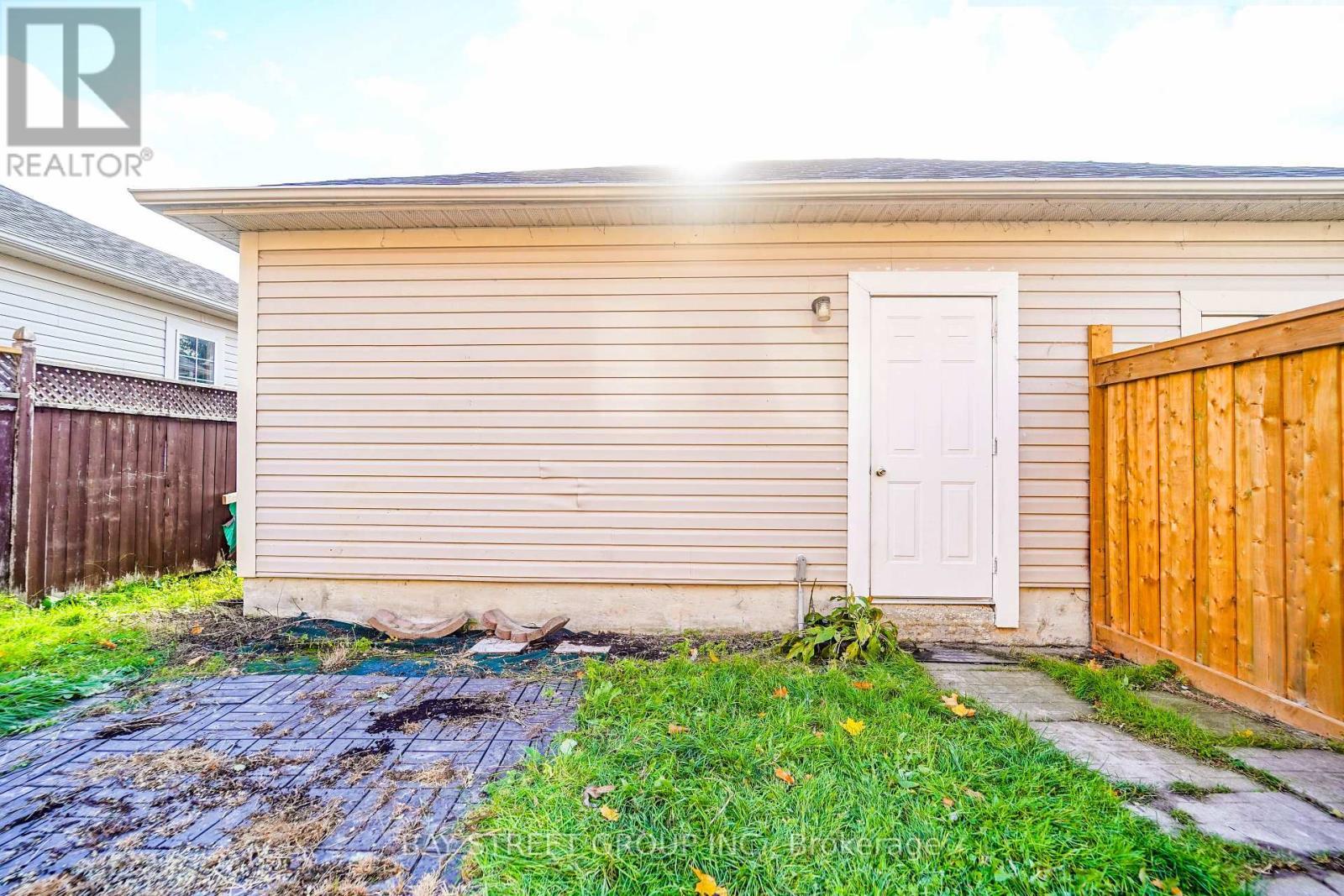 407 Hollandview Trail, Aurora, ON - Outdoor