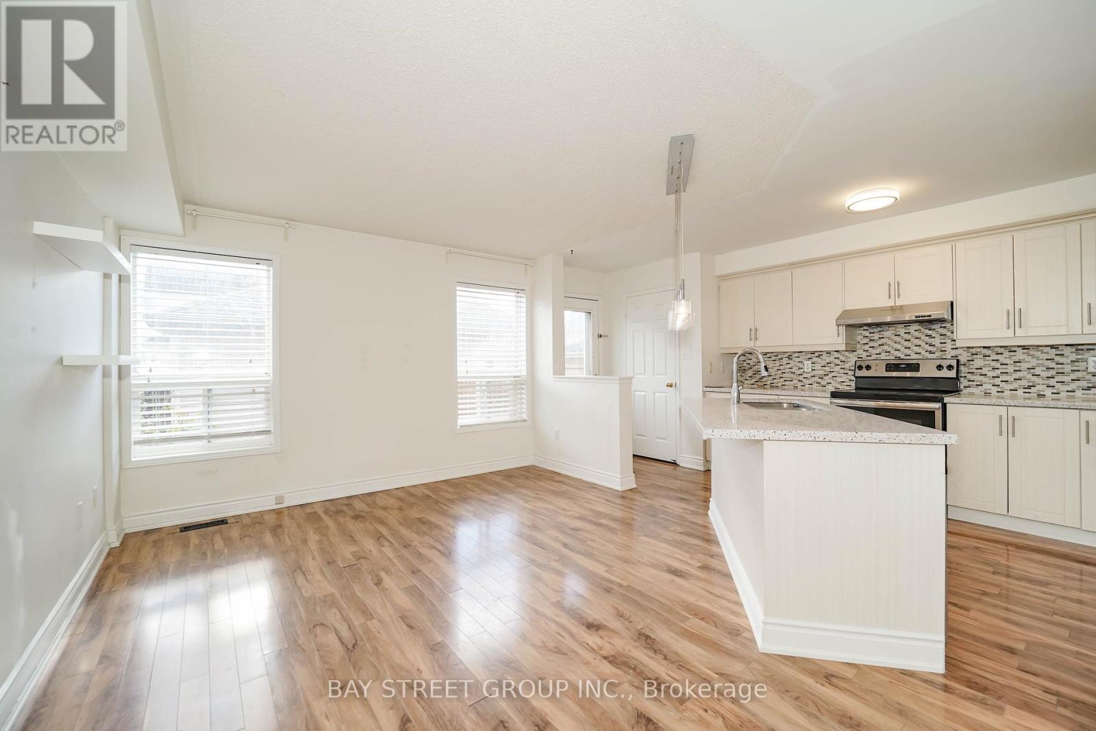 407 Hollandview Trail, Aurora, ON - Indoor Photo Showing Kitchen