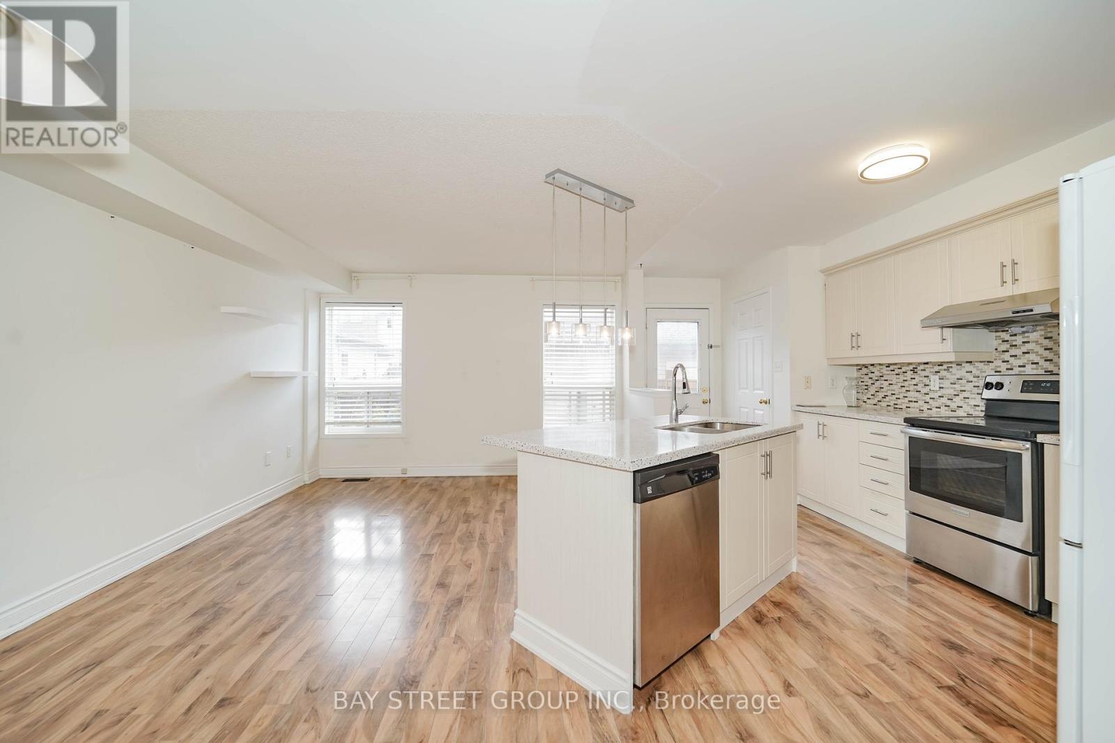 407 Hollandview Trail, Aurora, ON - Indoor Photo Showing Kitchen With Upgraded Kitchen