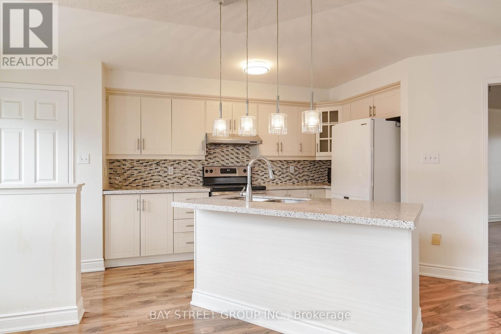 407 Hollandview Trail, Aurora, ON - Indoor Photo Showing Kitchen With Double Sink With Upgraded Kitchen