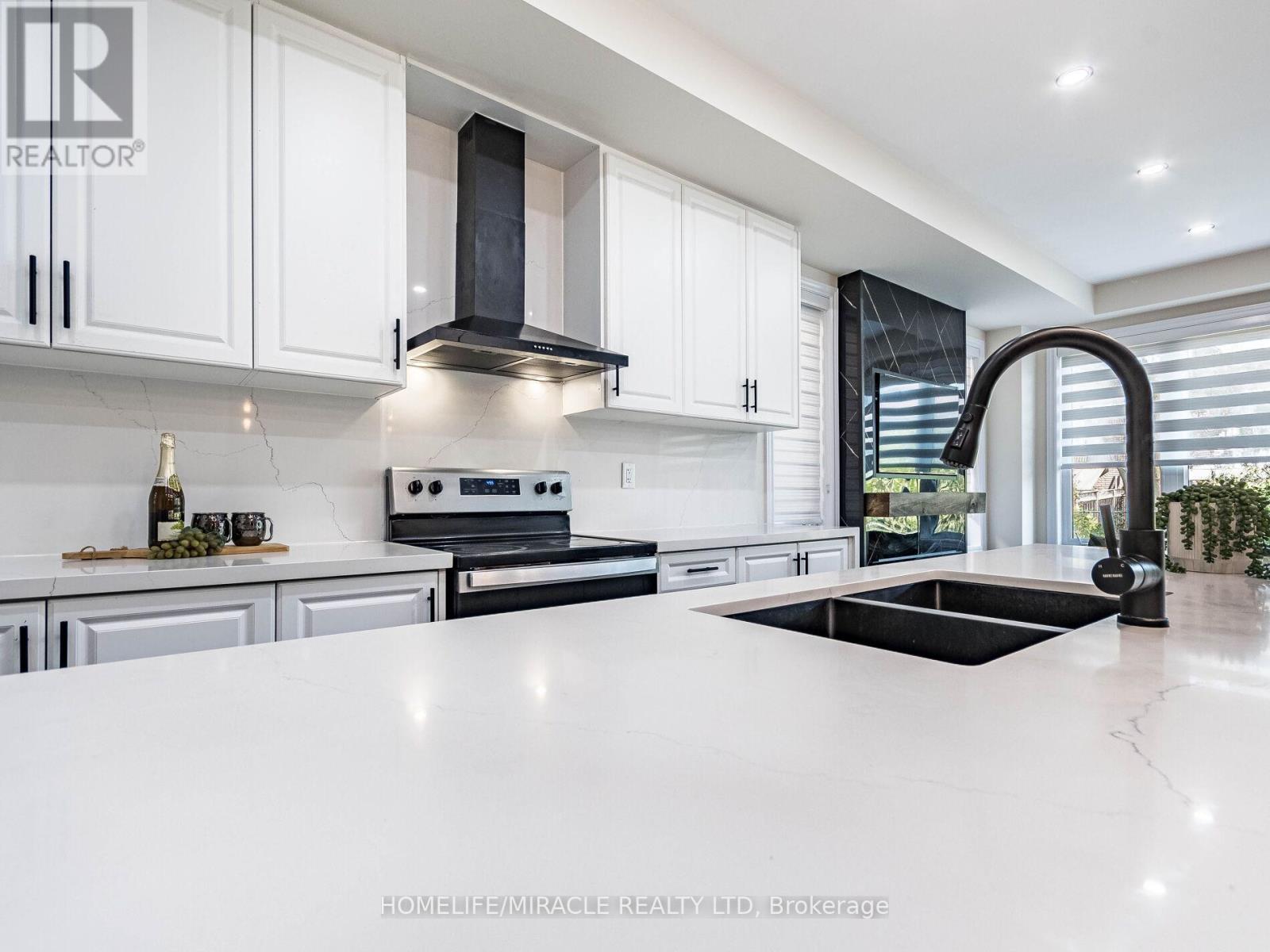 1416 Oakmont Common, Burlington, ON - Indoor Photo Showing Kitchen With Stainless Steel Kitchen With Double Sink With Upgraded Kitchen