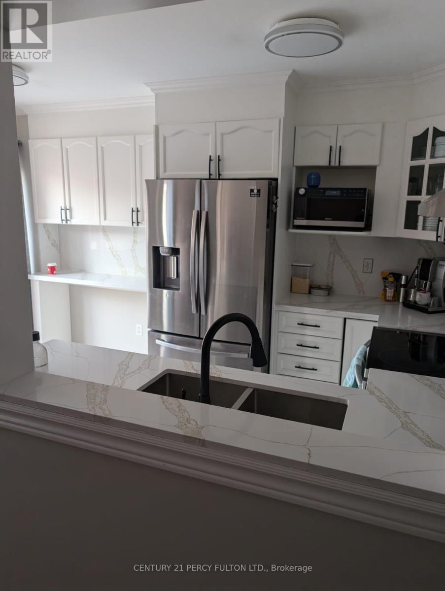 71 Barchester Crescent, Whitby, ON - Indoor Photo Showing Kitchen With Double Sink With Upgraded Kitchen