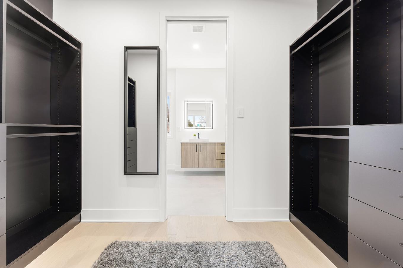 Walk-in closet - 7 Rue Lavigne, Boisbriand, QC - Indoor