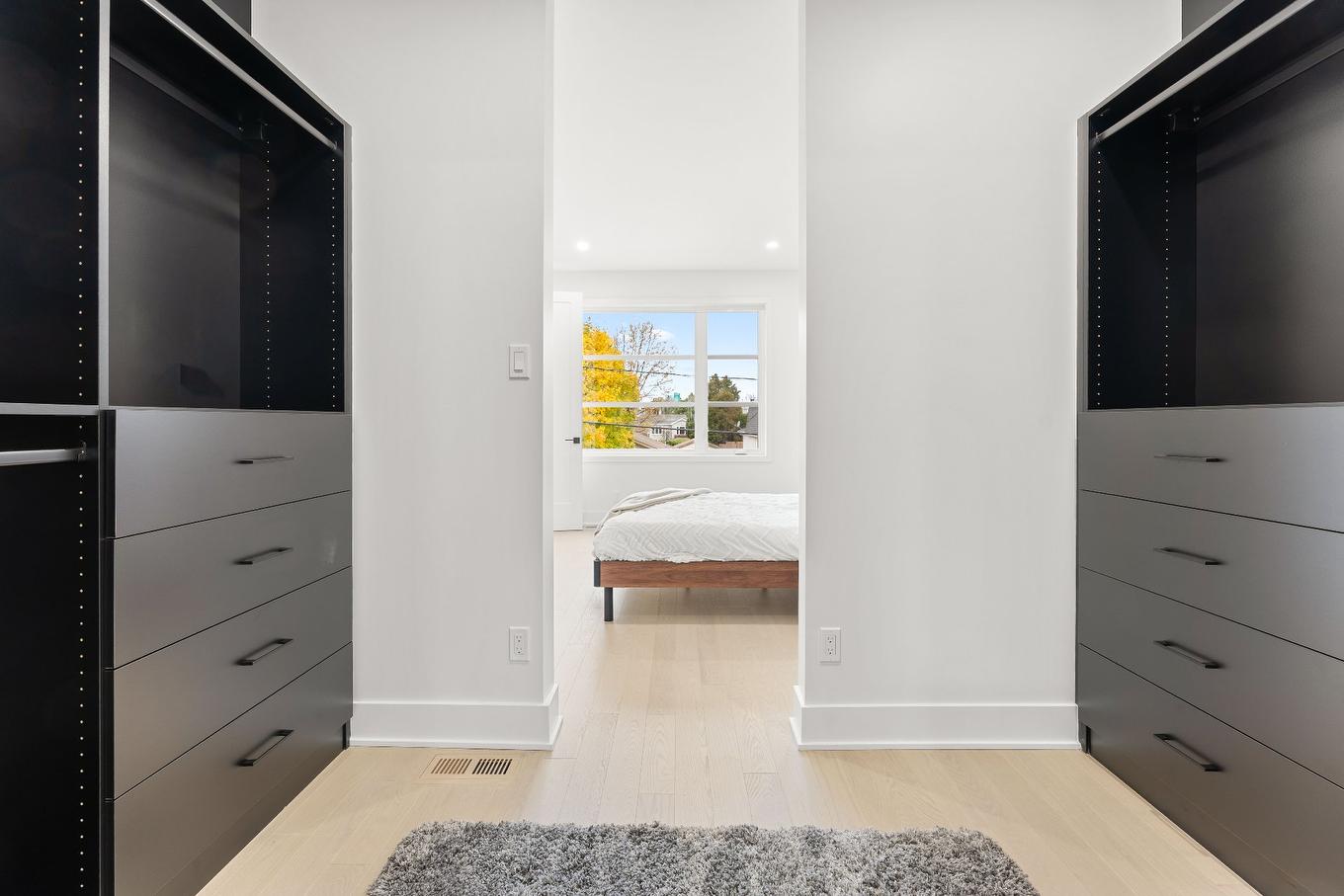 Walk-in closet - 7 Rue Lavigne, Boisbriand, QC - Indoor
