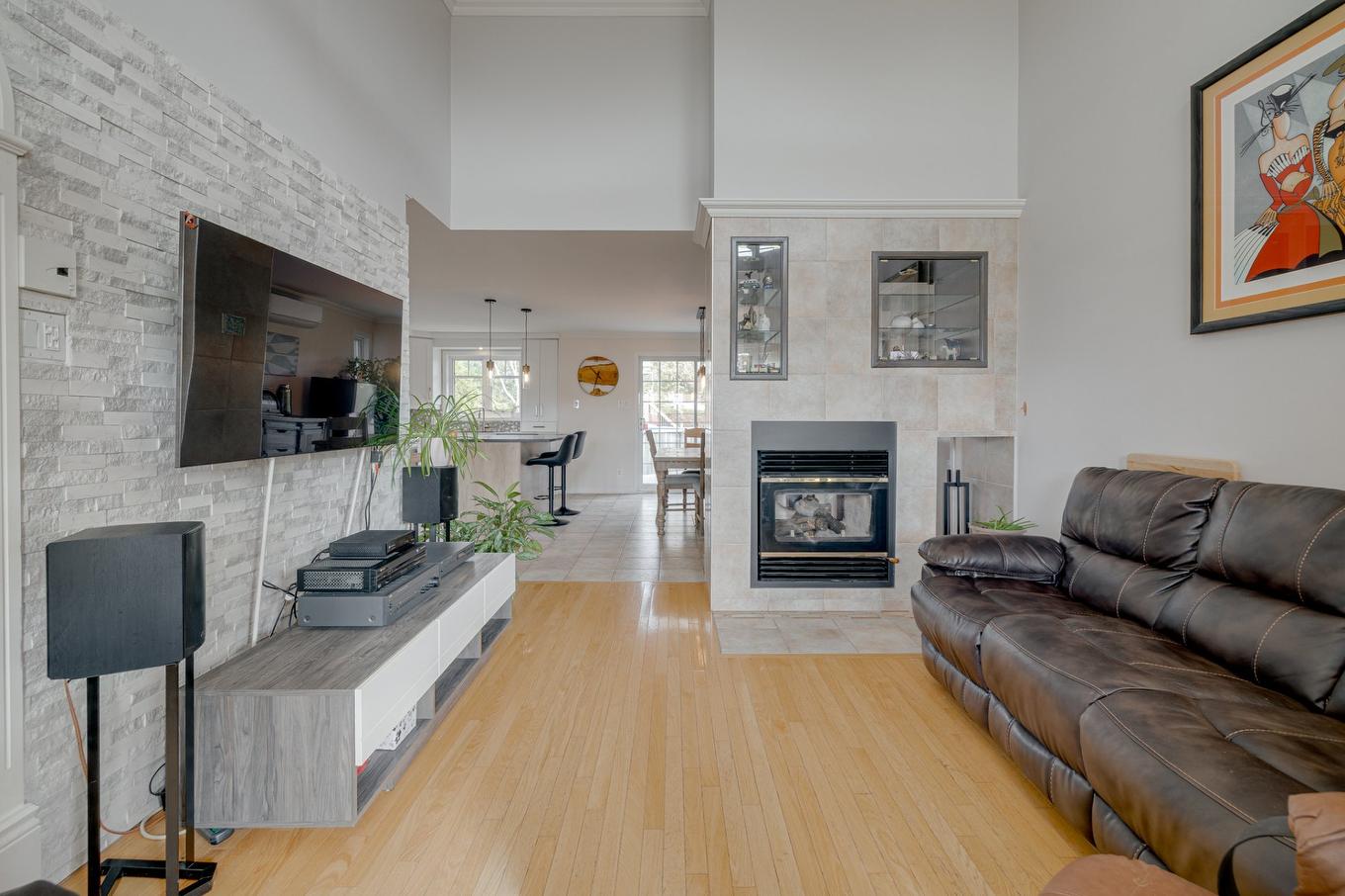 Salon - 900 Rue Vauquelin, Neuville, QC - Indoor Photo Showing Living Room With Fireplace
