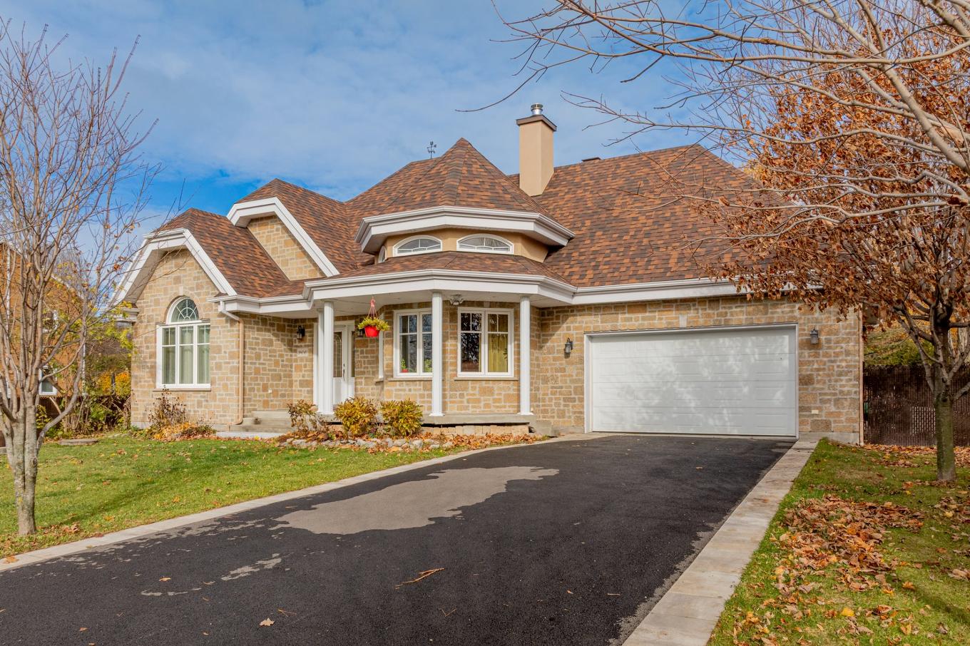 Stationnement - 900 Rue Vauquelin, Neuville, QC - Outdoor With Facade