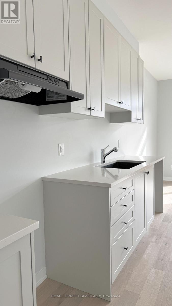 122 Tonic Crescent, Ottawa, ON - Indoor Photo Showing Kitchen