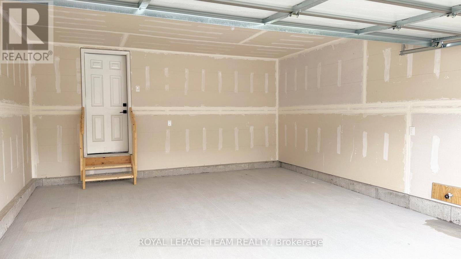 122 Tonic Crescent, Ottawa, ON - Indoor Photo Showing Garage