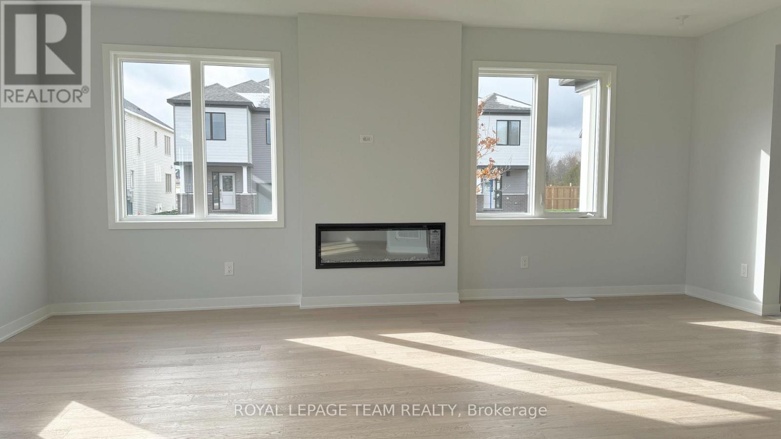 122 Tonic Crescent, Ottawa, ON - Indoor With Fireplace