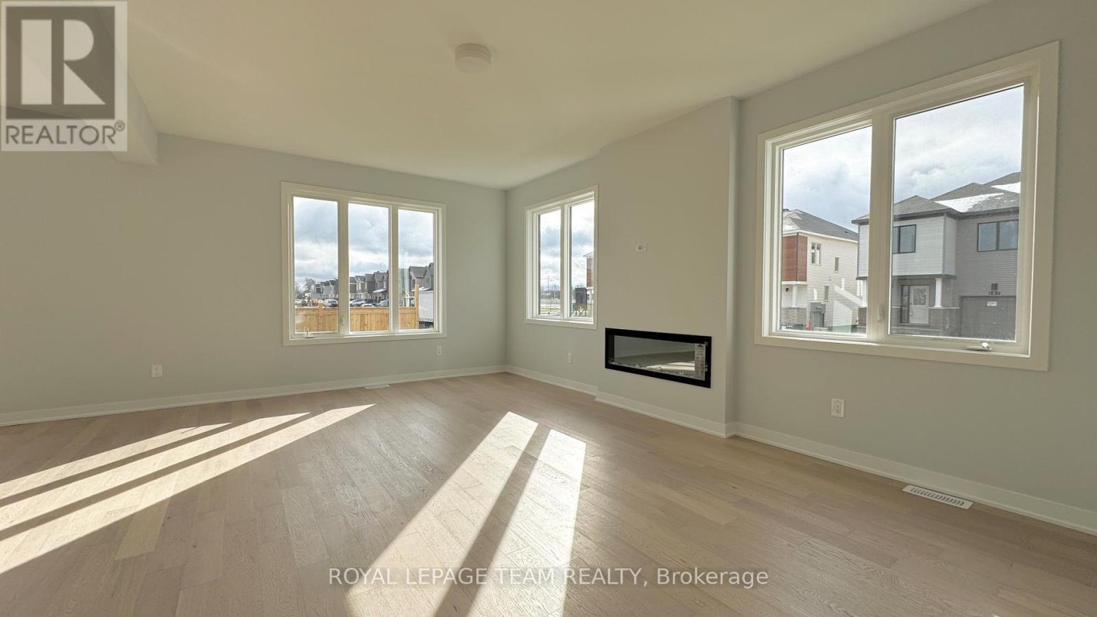 122 Tonic Crescent, Ottawa, ON - Indoor With Fireplace