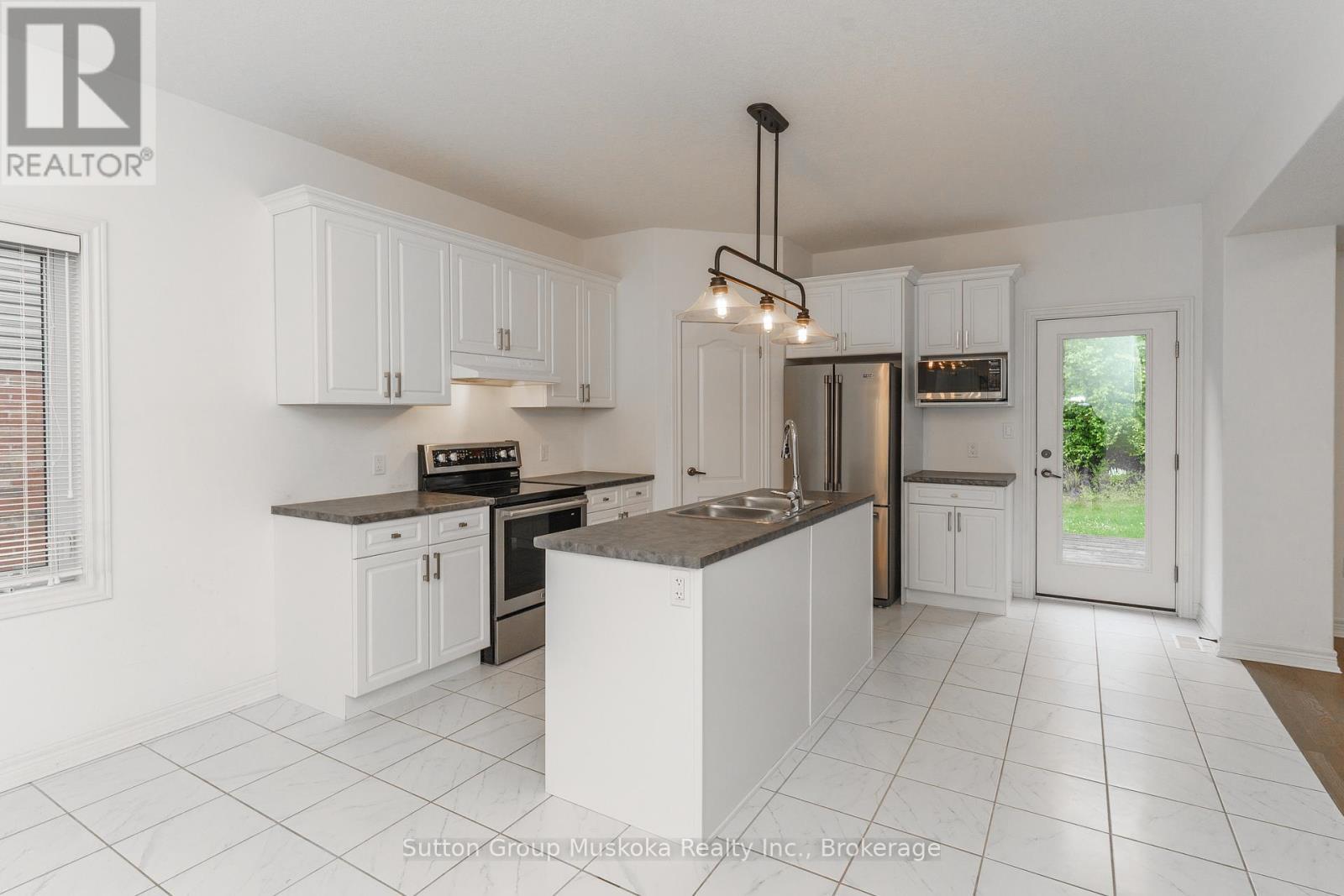 14 Braeside Crescent, Huntsville (Chaffey), ON - Indoor Photo Showing Kitchen
