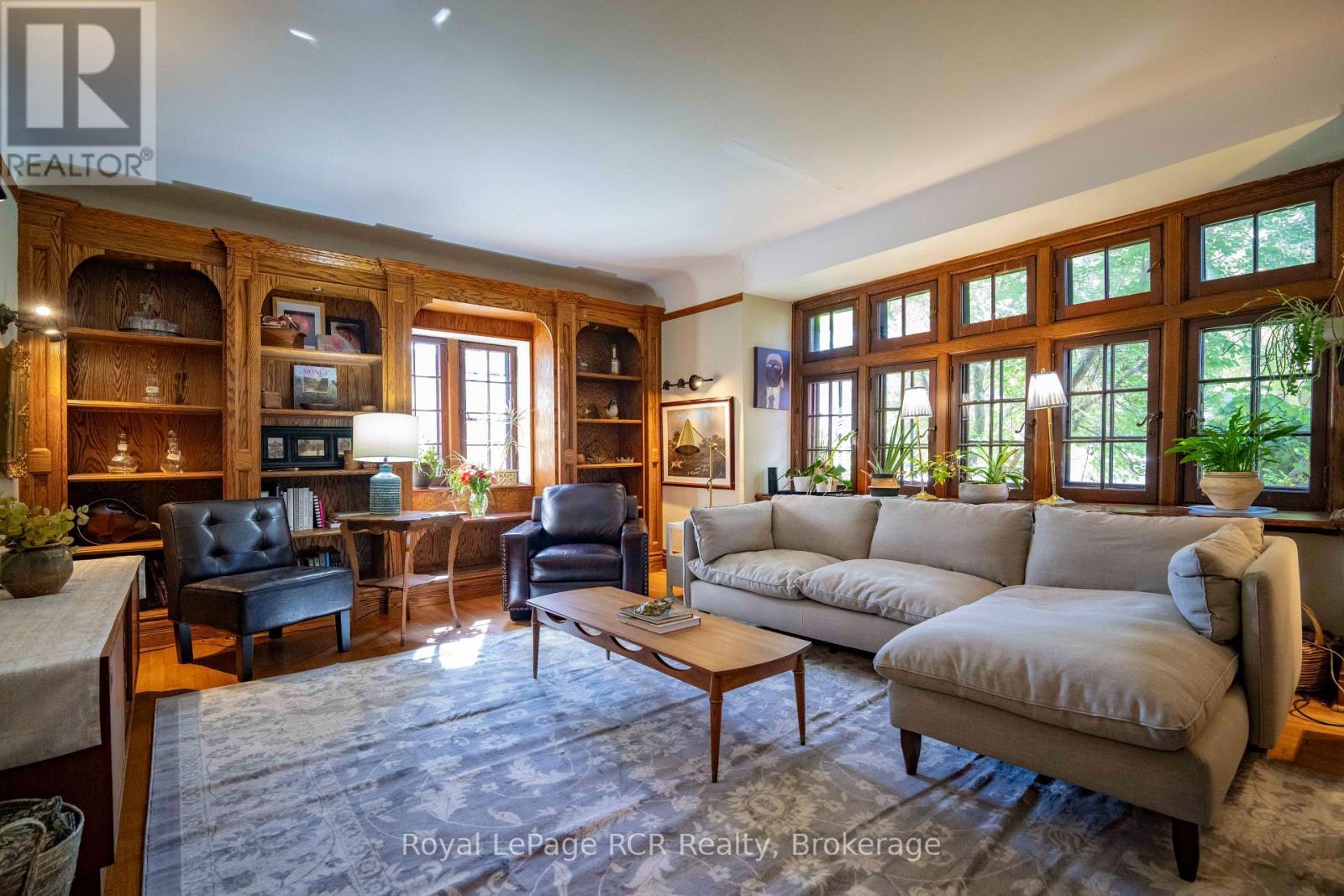 1069 4Th Avenue W, Owen Sound, ON - Indoor Photo Showing Living Room