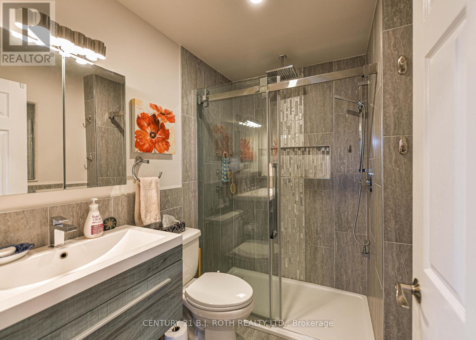 16 First Street, Orillia, ON - Indoor Photo Showing Bathroom