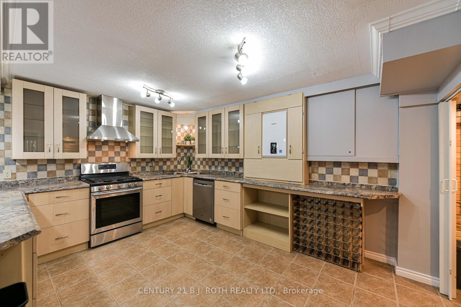 16 First Street, Orillia, ON - Indoor Photo Showing Kitchen