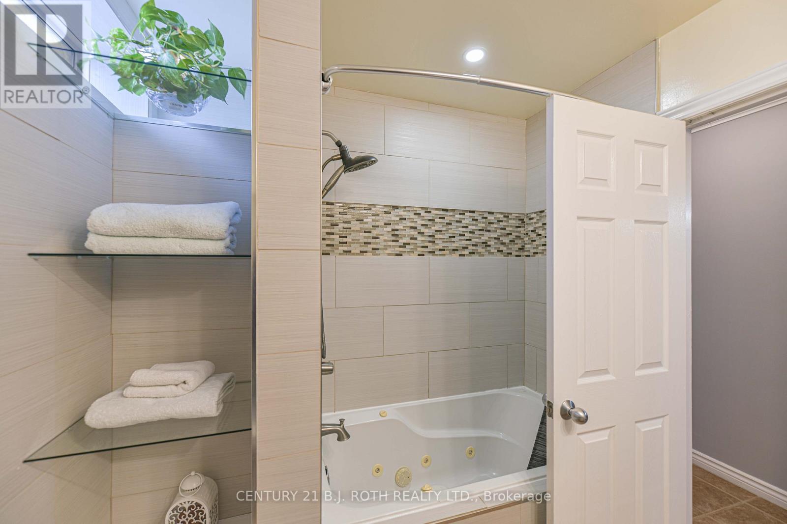 16 First Street, Orillia, ON - Indoor Photo Showing Bathroom
