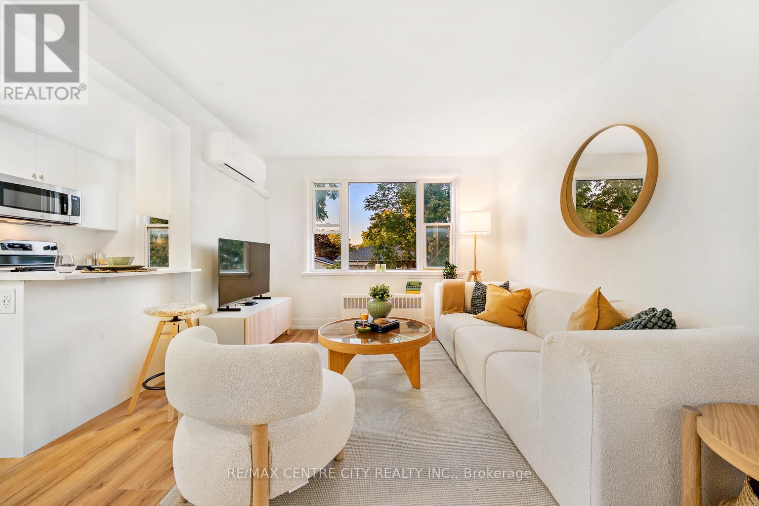16 - 232 Elm Street, St. Thomas, ON - Indoor Photo Showing Living Room