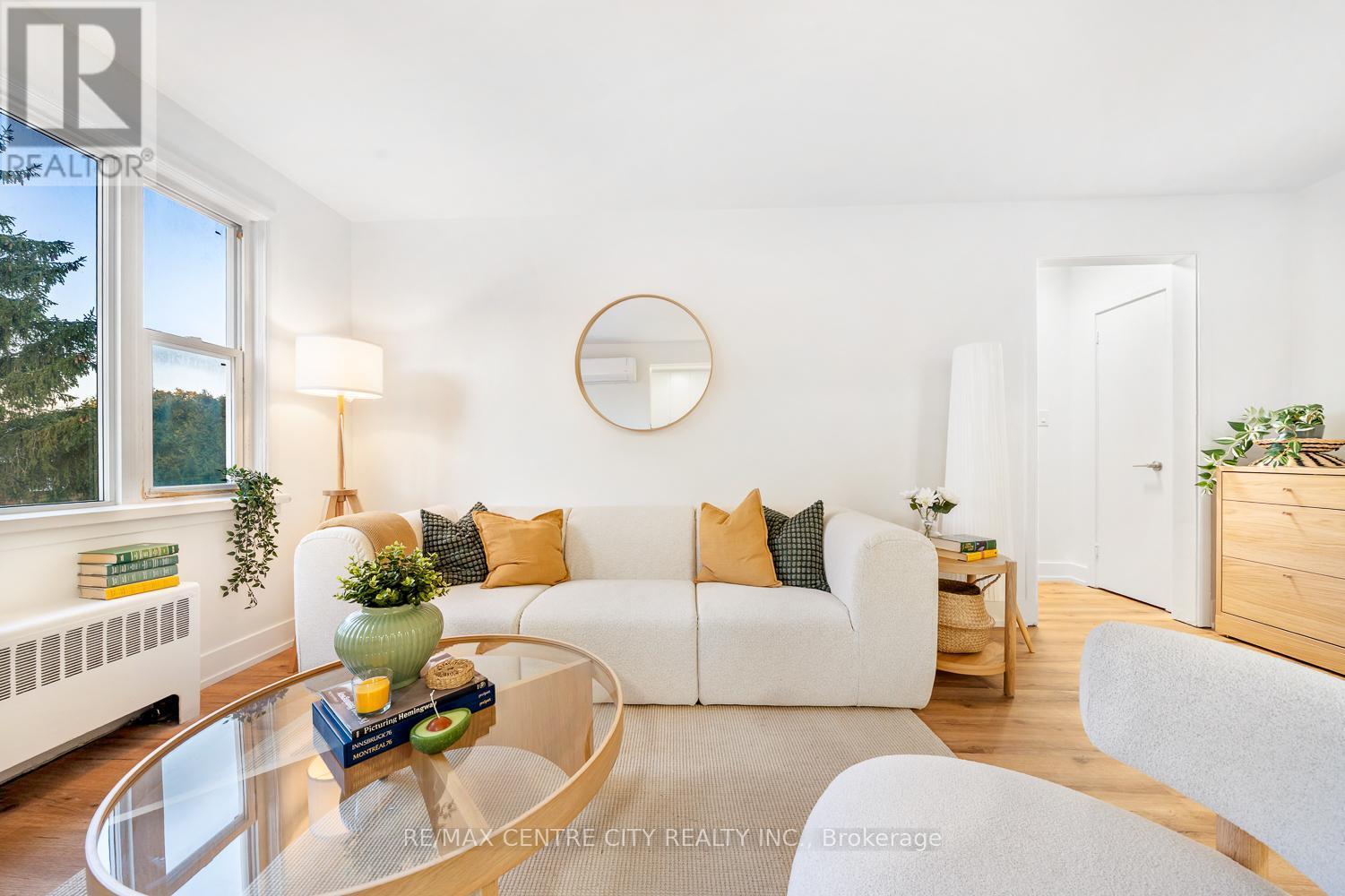 16 - 232 Elm Street, St. Thomas, ON - Indoor Photo Showing Living Room