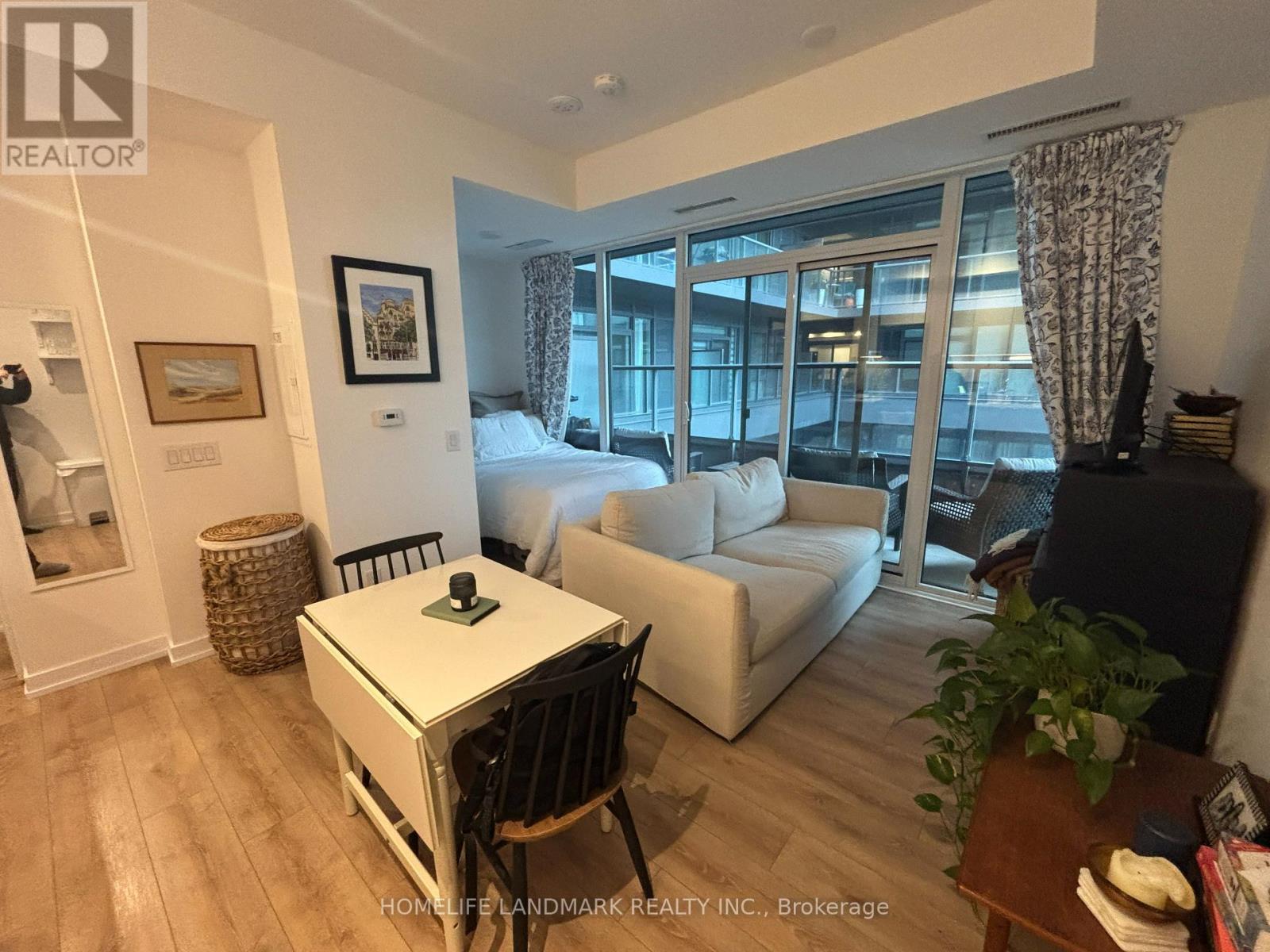 402 - 500 Dupont Street, Toronto, ON - Indoor Photo Showing Living Room