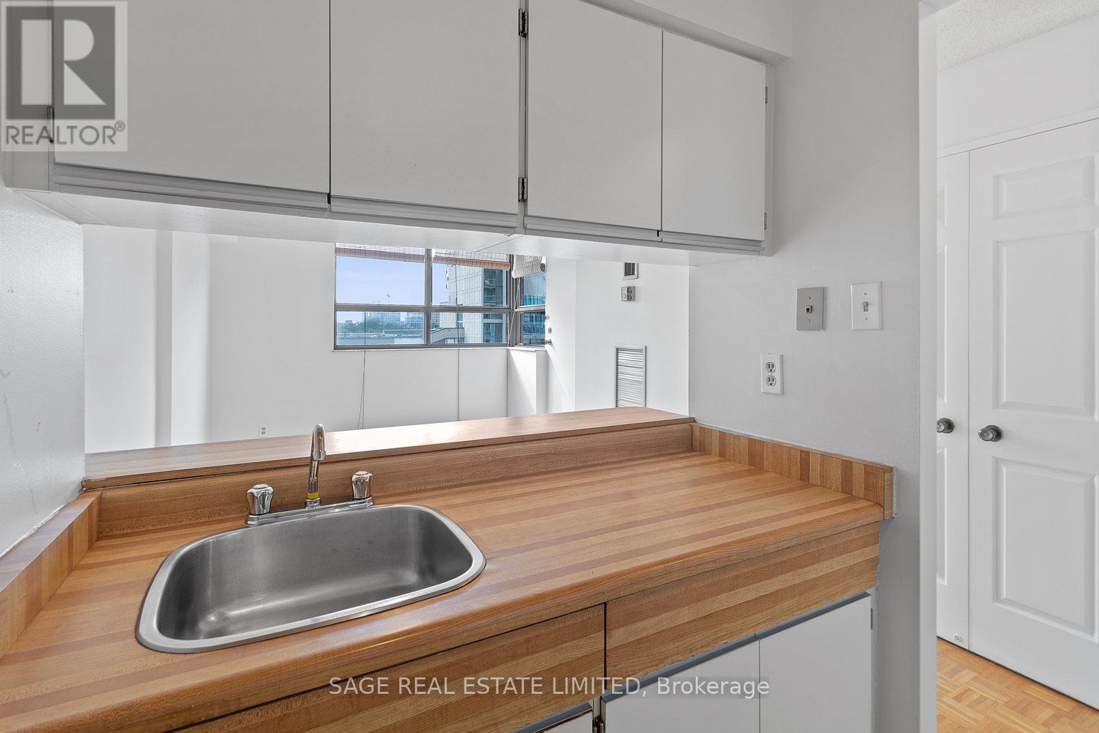 714 - 80 St. Patrick Street, Toronto, ON - Indoor Photo Showing Kitchen