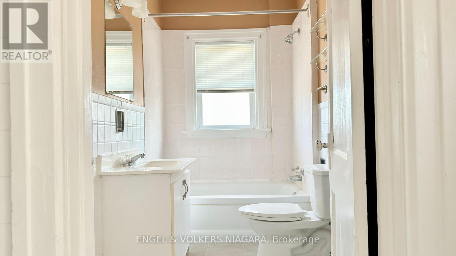 5038 Huron Street, Niagara Falls (Cherrywood), ON - Indoor Photo Showing Bathroom
