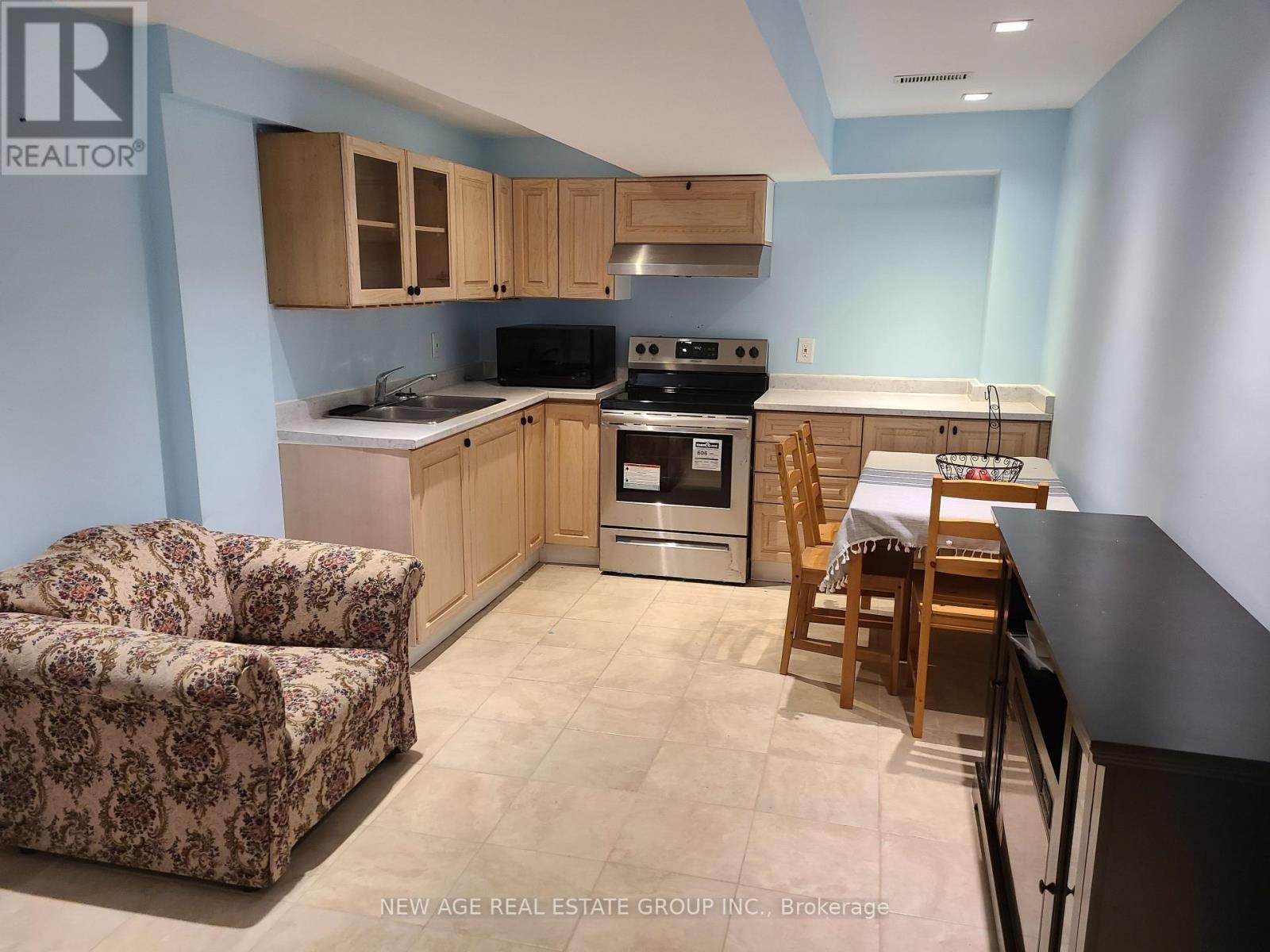 9 Ness Road, Brampton, ON - Indoor Photo Showing Kitchen With Double Sink