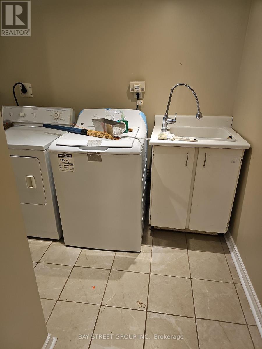 2107 Wincanton Crescent, Mississauga, ON - Indoor Photo Showing Laundry Room