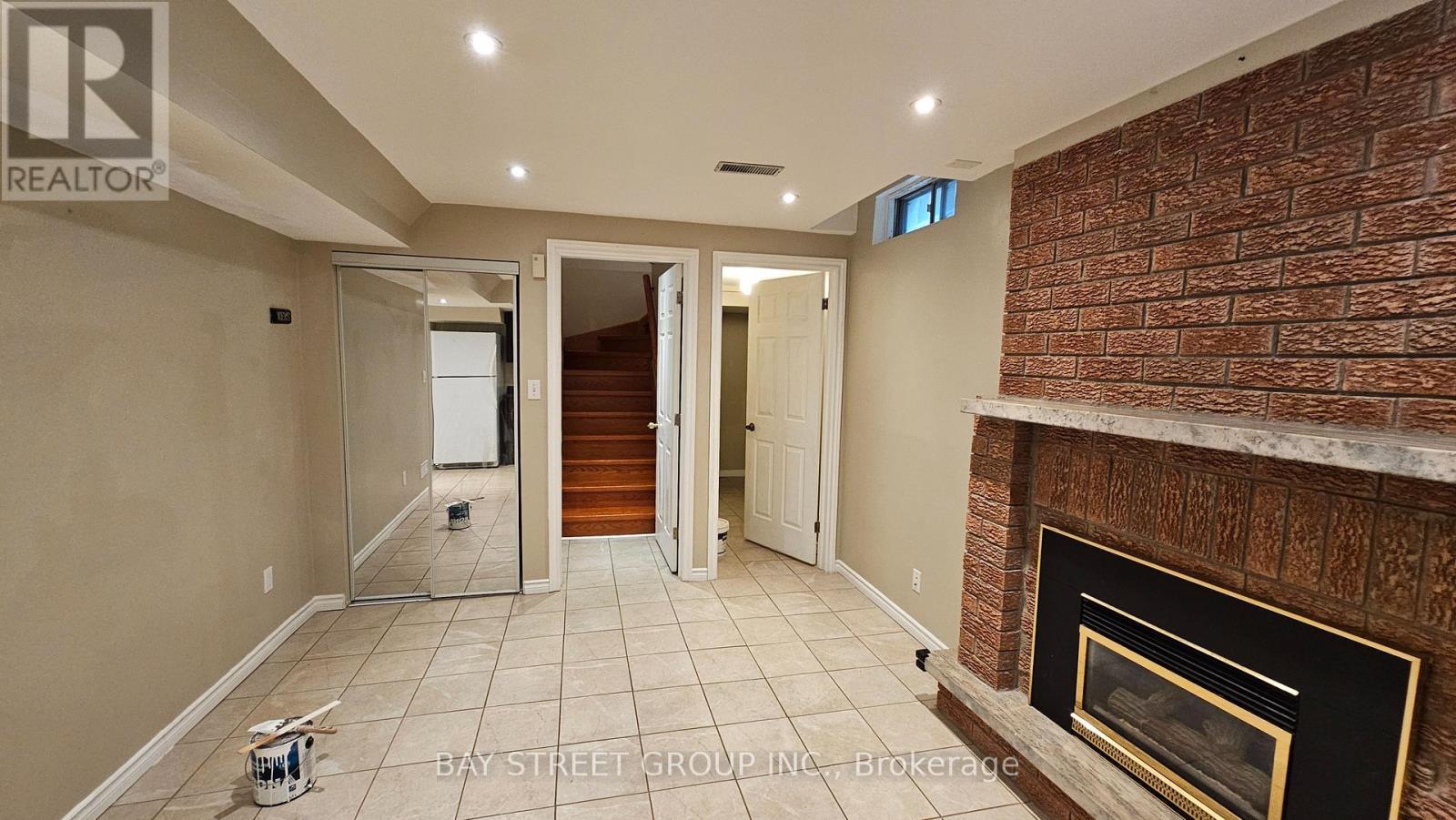 2107 Wincanton Crescent, Mississauga, ON - Indoor Photo Showing Other Room With Fireplace