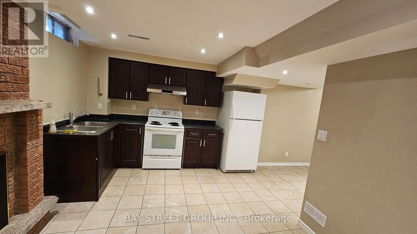 2107 Wincanton Crescent, Mississauga, ON - Indoor Photo Showing Kitchen With Double Sink
