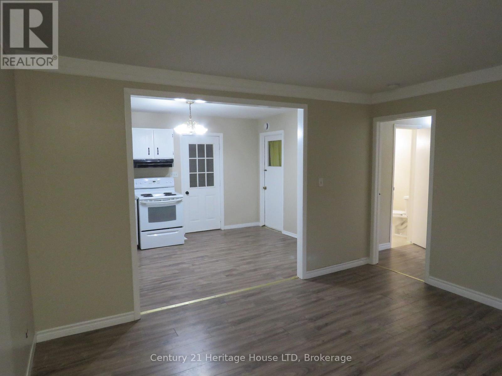 Bedroom to right - B - 564 Lakeview Road, Fort Erie (Crescent Park), ON - Indoor Photo Showing Kitchen