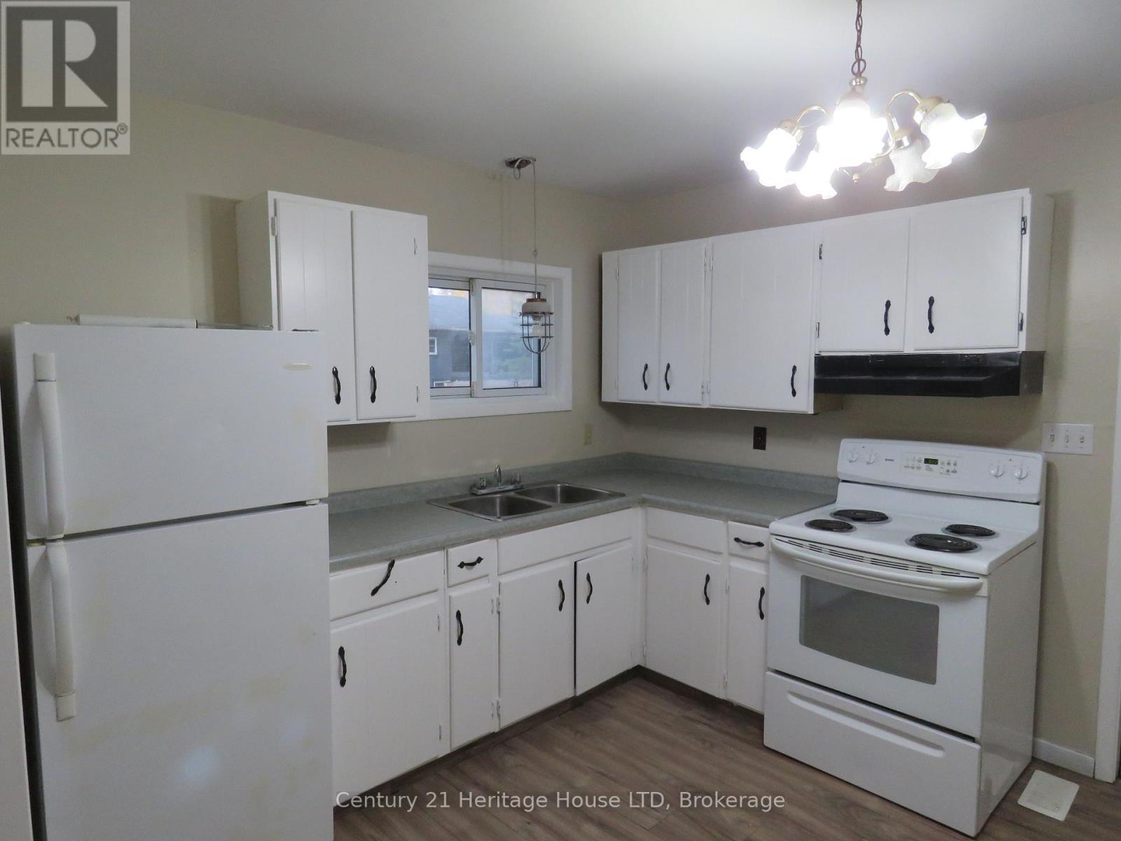 Kitchen - B - 564 Lakeview Road, Fort Erie (Crescent Park), ON - Indoor Photo Showing Kitchen With Double Sink