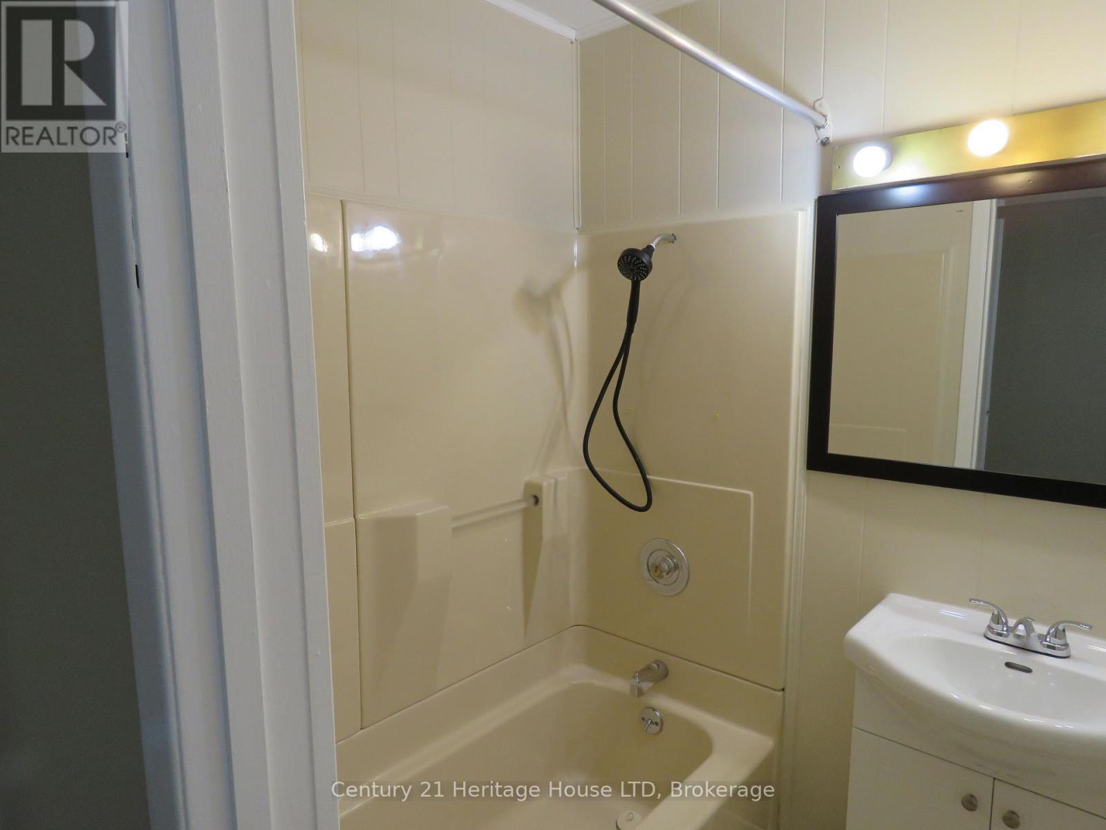 4 piece bath - B - 564 Lakeview Road, Fort Erie (Crescent Park), ON - Indoor Photo Showing Bathroom