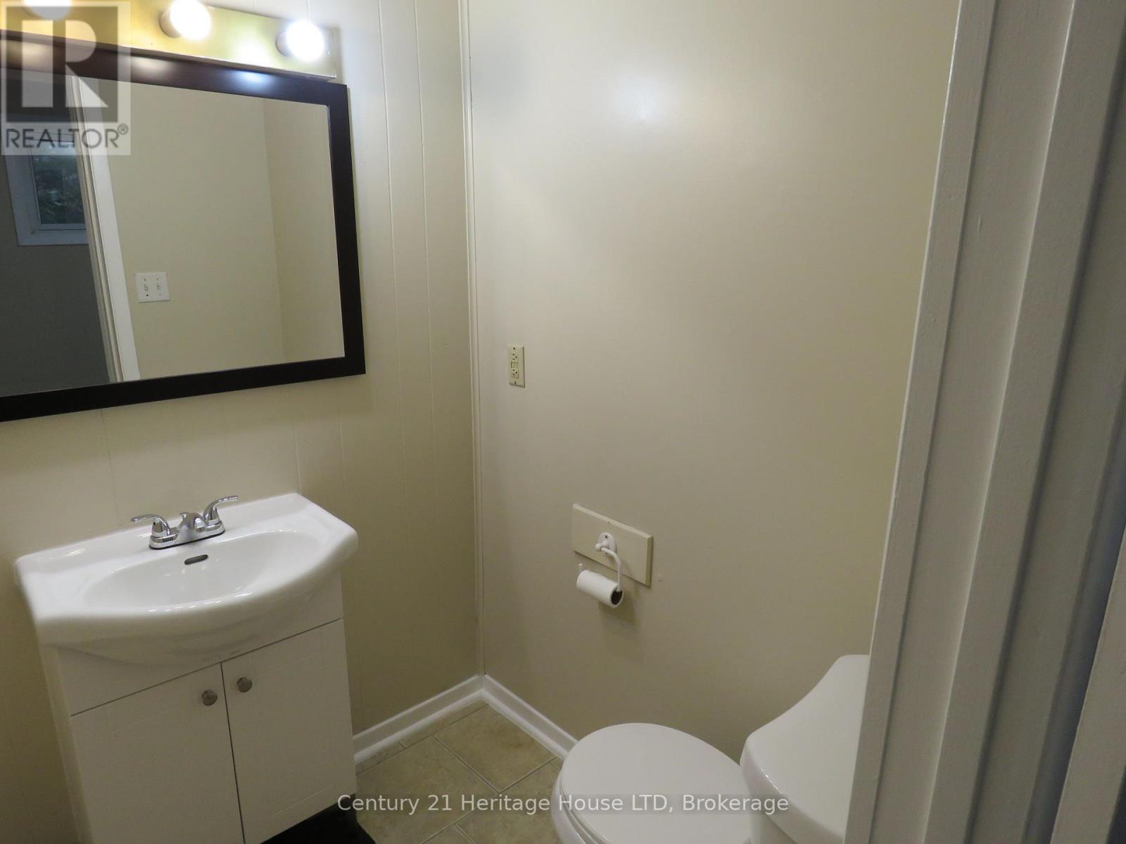 B - 564 Lakeview Road, Fort Erie (Crescent Park), ON - Indoor Photo Showing Bathroom