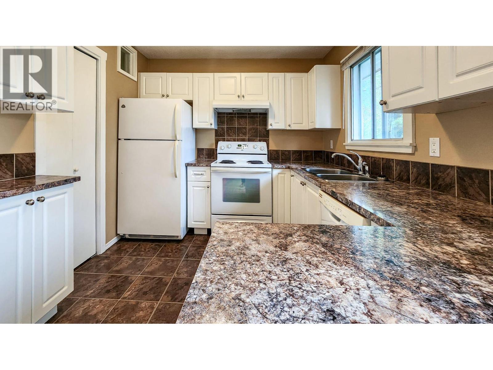 592 Mccurdy Road, Kelowna, BC - Indoor Photo Showing Kitchen With Double Sink