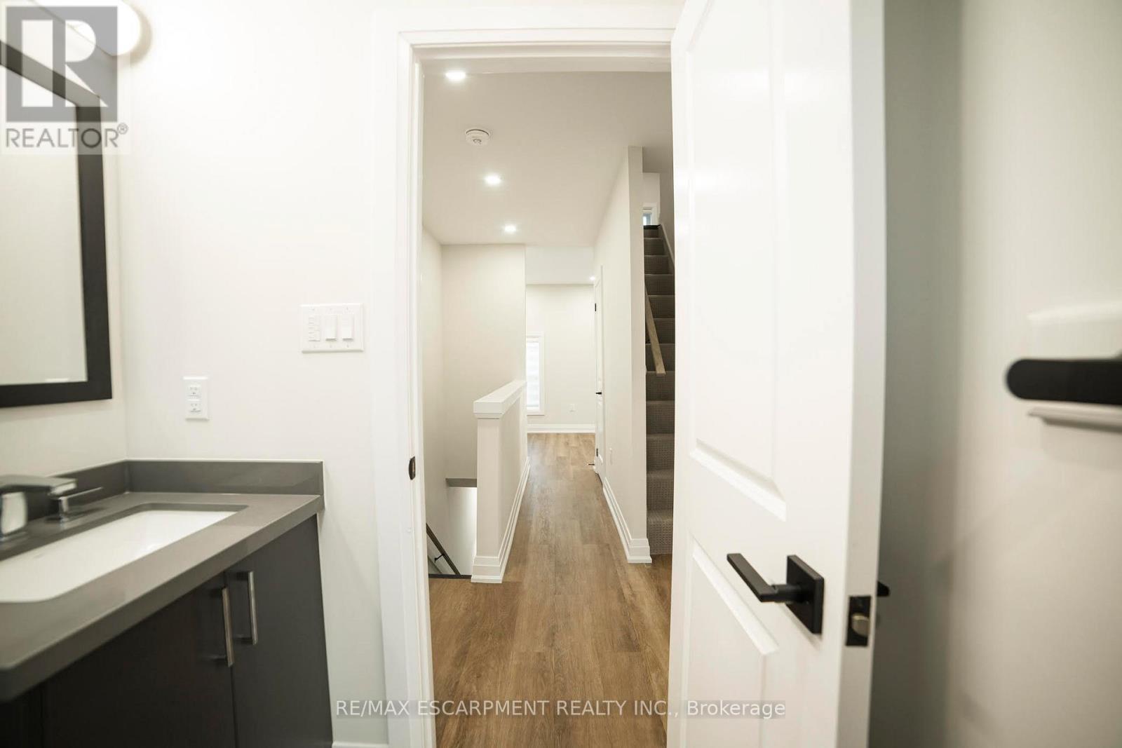 1 - 265 Robert Street, Hamilton, ON - Indoor Photo Showing Bathroom