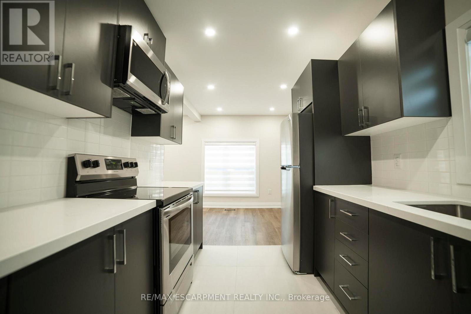 1 - 265 Robert Street, Hamilton, ON - Indoor Photo Showing Kitchen With Upgraded Kitchen