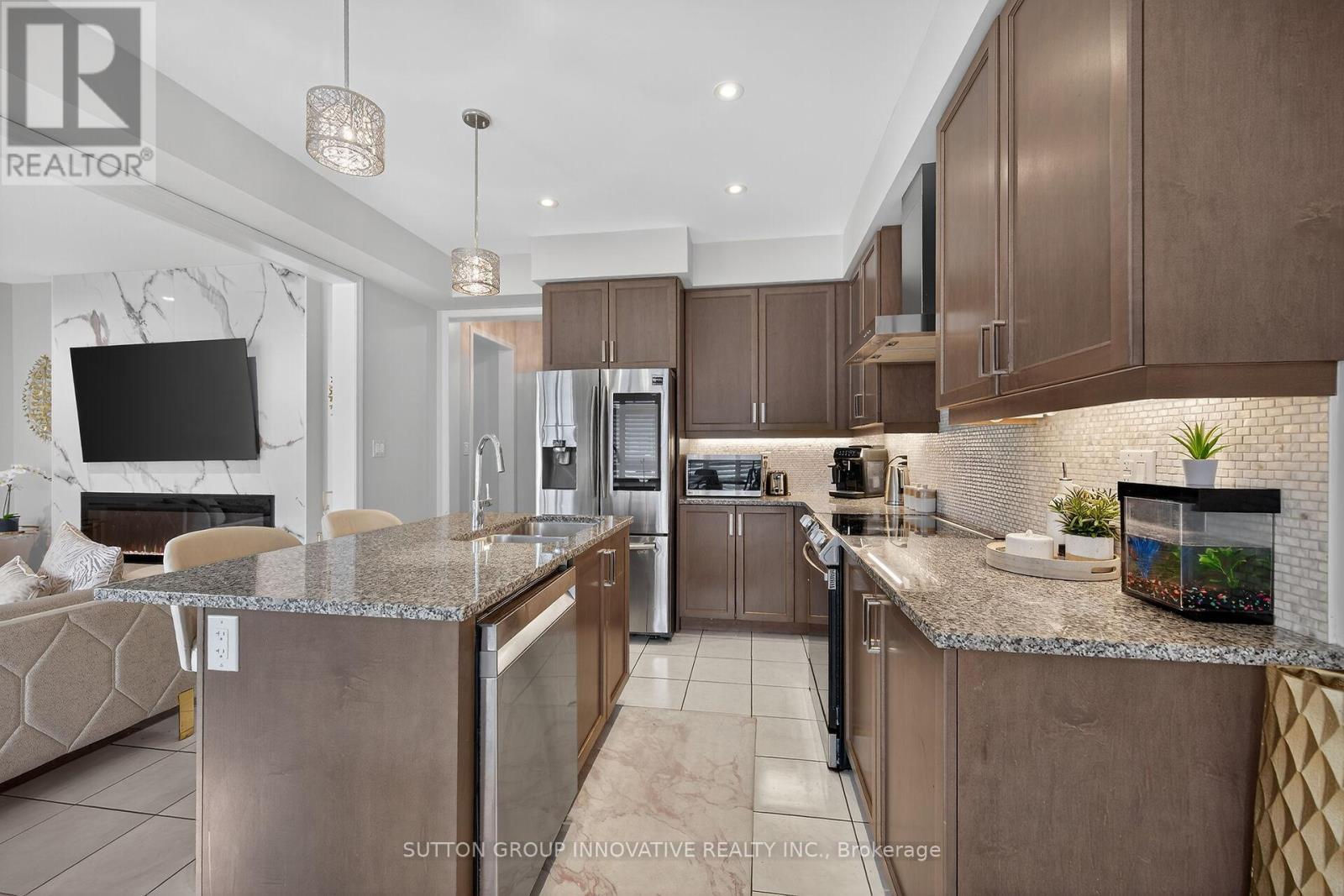 18 Lise Lane, Haldimand, ON - Indoor Photo Showing Kitchen With Double Sink With Upgraded Kitchen