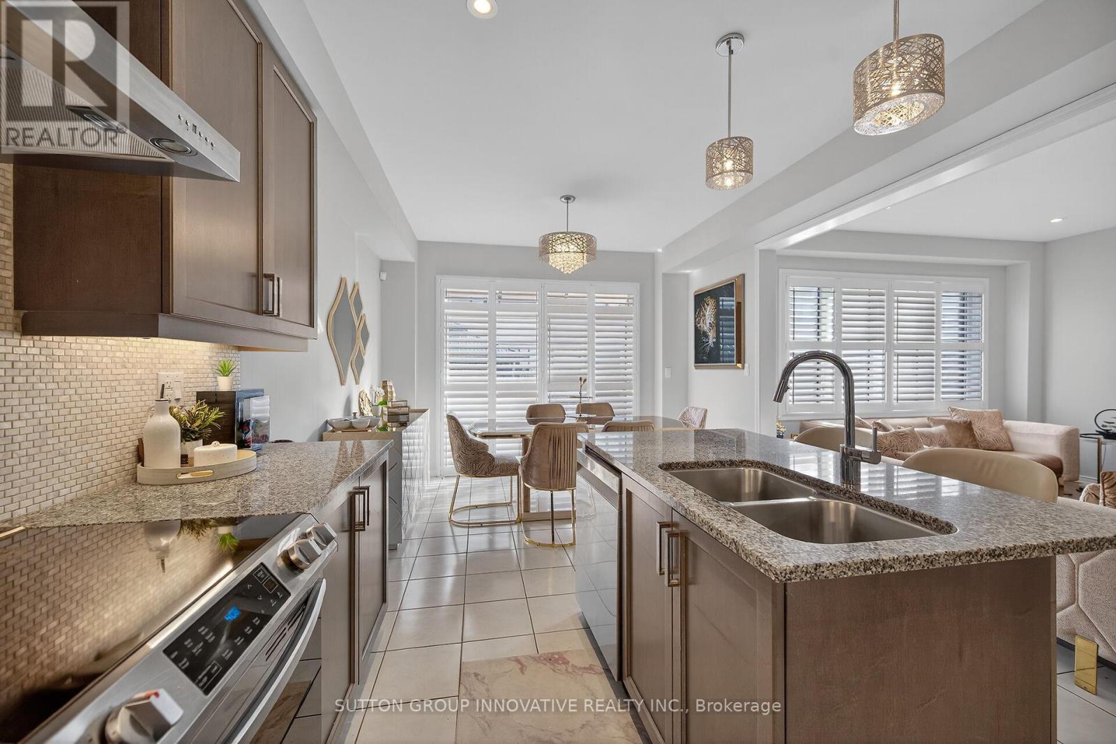 18 Lise Lane, Haldimand, ON - Indoor Photo Showing Kitchen With Double Sink With Upgraded Kitchen