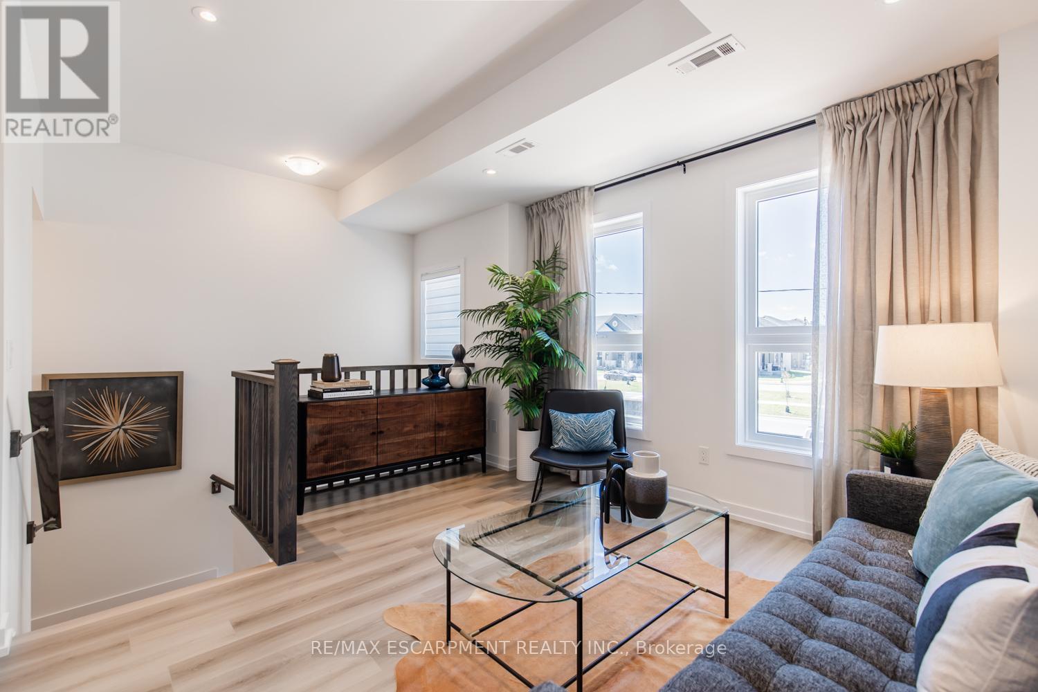 18 - 70 Kenesky Drive, Hamilton, ON - Indoor Photo Showing Living Room