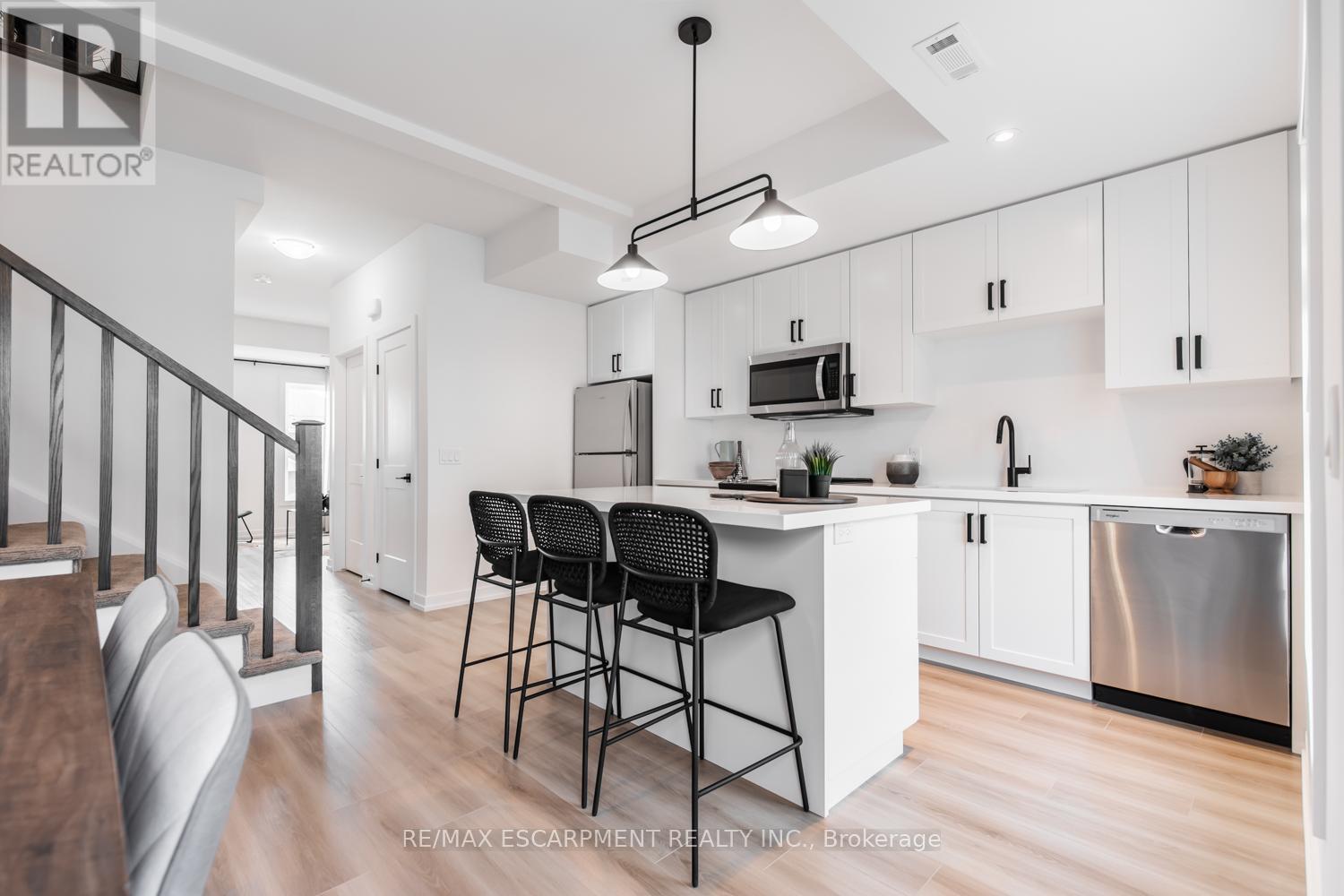 18 - 70 Kenesky Drive, Hamilton, ON - Indoor Photo Showing Kitchen With Upgraded Kitchen