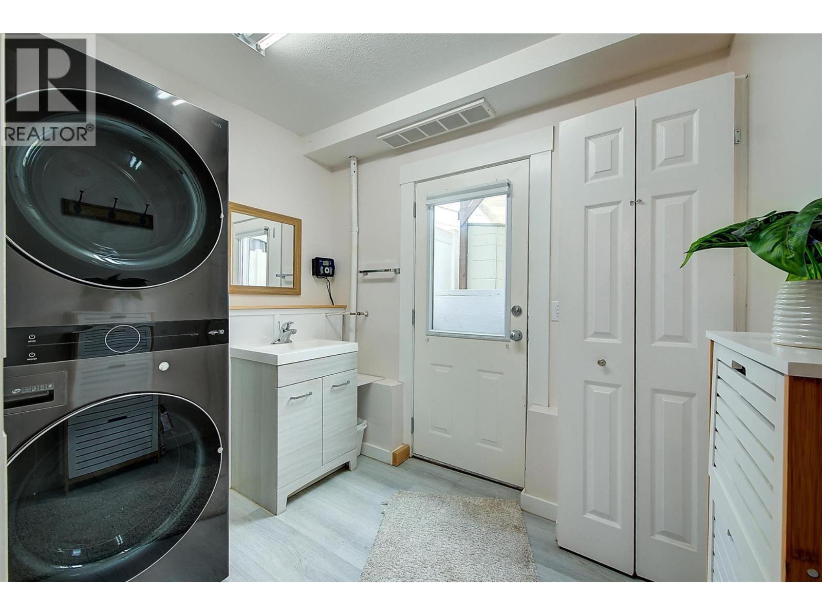 2745 Cameron Road, West Kelowna, BC - Indoor Photo Showing Laundry Room