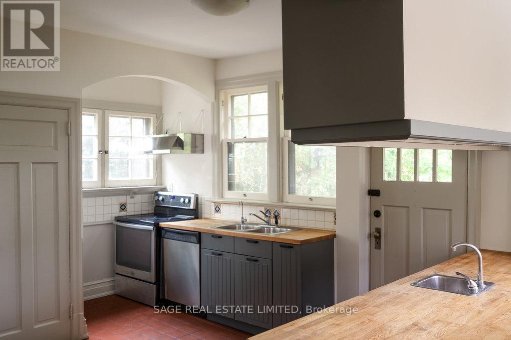 36 Mountwood Avenue, Hamilton, ON - Indoor Photo Showing Kitchen With Double Sink
