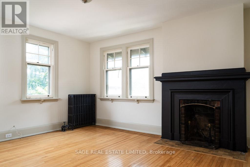 36 Mountwood Avenue, Hamilton, ON - Indoor Photo Showing Living Room With Fireplace