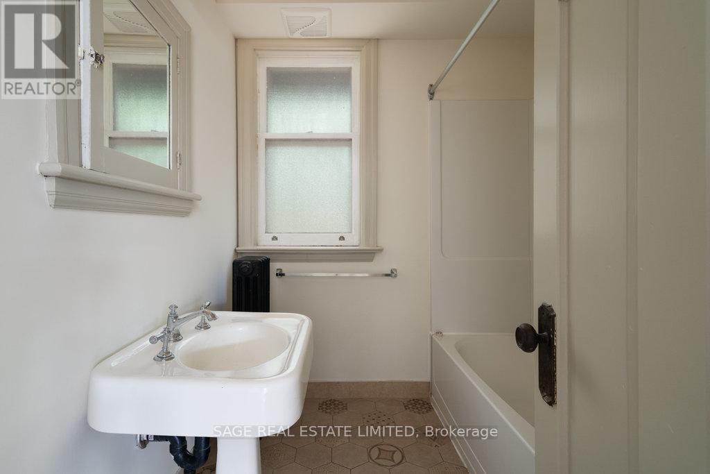 36 Mountwood Avenue, Hamilton, ON - Indoor Photo Showing Bathroom