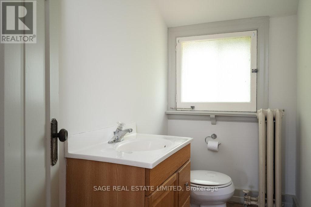 36 Mountwood Avenue, Hamilton, ON - Indoor Photo Showing Bathroom