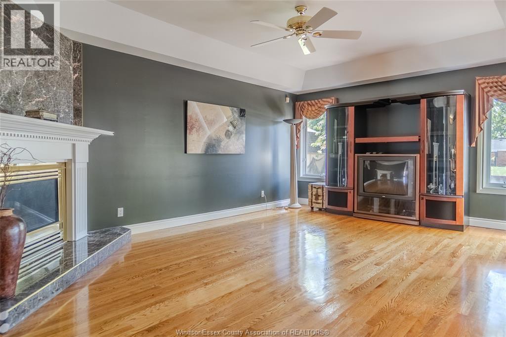 171 Sparling Dr, Lakeshore, ON - Indoor With Fireplace