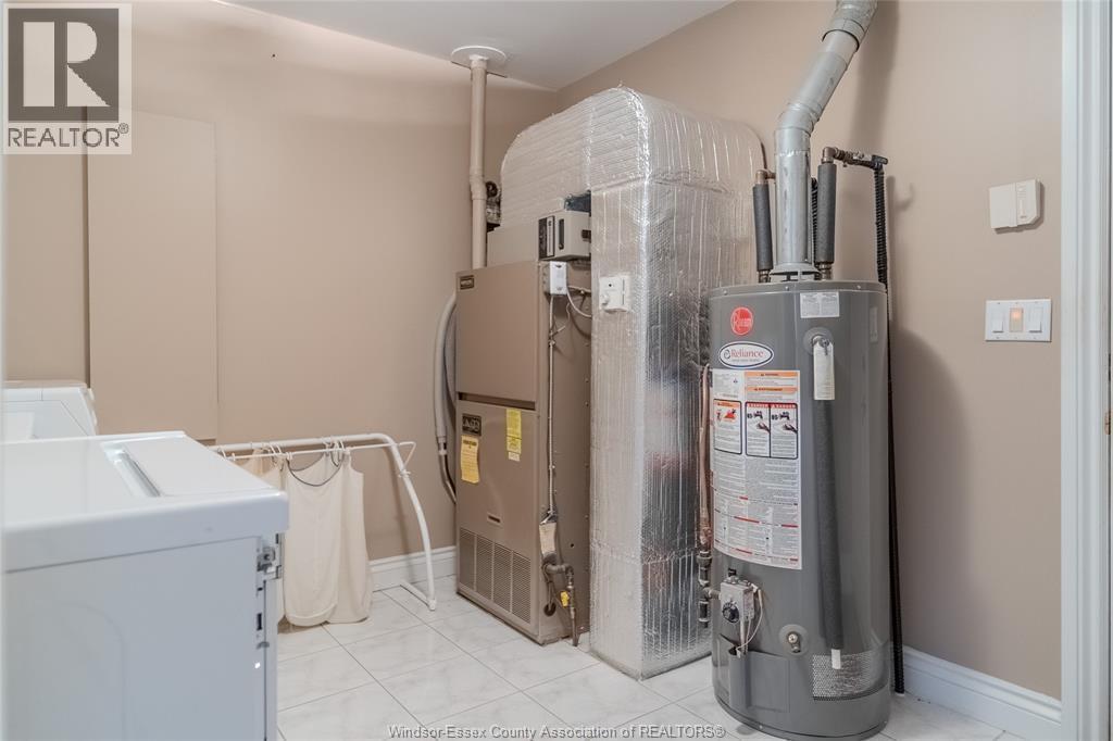 171 Sparling Dr, Lakeshore, ON - Indoor Photo Showing Laundry Room