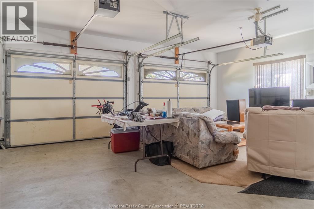 171 Sparling Dr, Lakeshore, ON - Indoor Photo Showing Garage