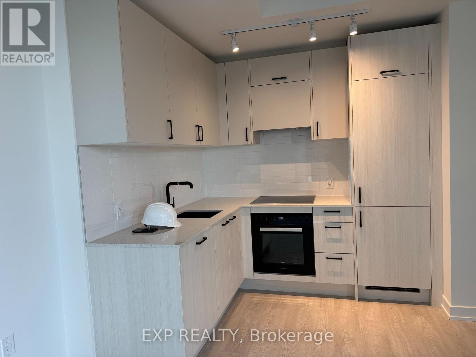 712 - 1 Quarrington Lane, Toronto, ON - Indoor Photo Showing Kitchen