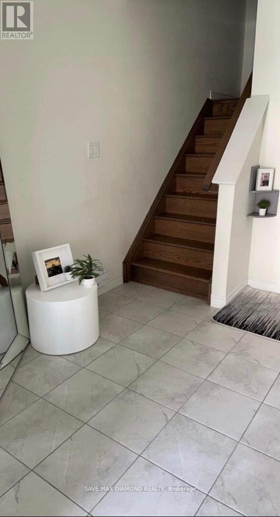 10 Minlow Way, Aurora, ON - Indoor Photo Showing Other Room